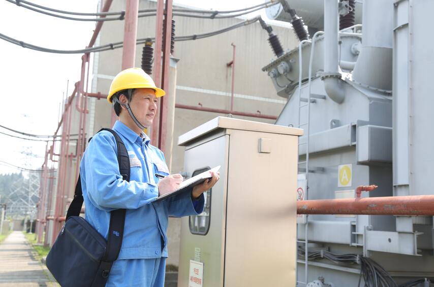 　　破譯電流密碼的追夢(mèng)人——記全國技術(shù)能手銅仁500千伏變電站站長申國華