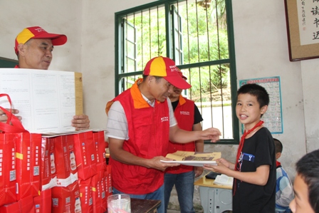 國網江永縣供電公司“六一”節(jié)慰問山區(qū)兒童