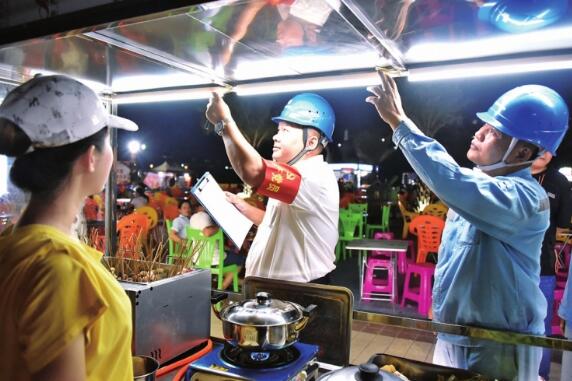 海南電網(wǎng)公司及時(shí)健全供電保障機(jī)制 讓夜市霓虹燈更加亮堂