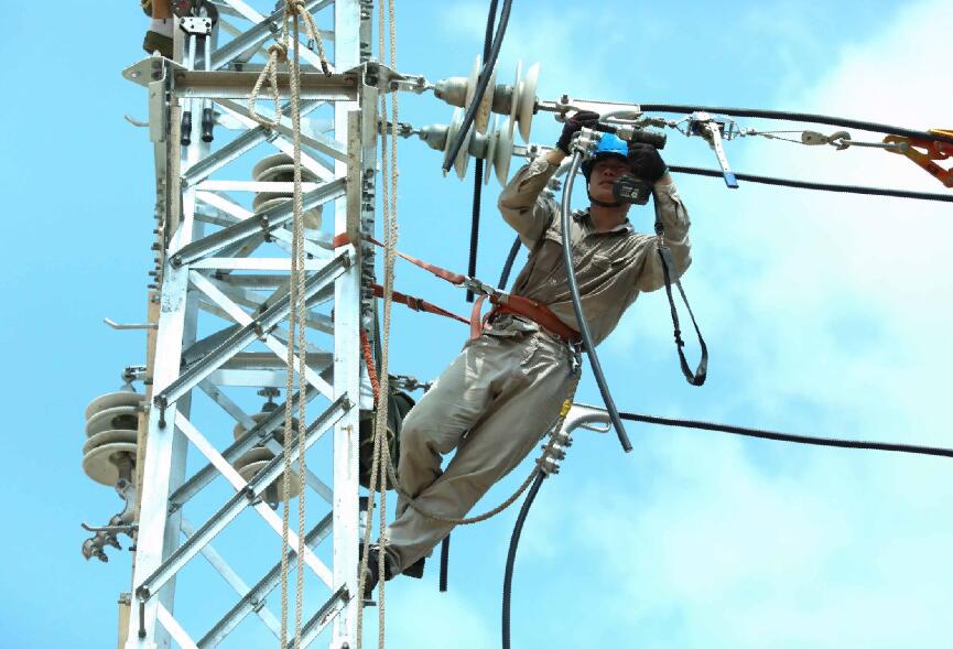 國(guó)網(wǎng)福安市供電公司移桿改線(xiàn) 為企業(yè)建設(shè)“讓路”