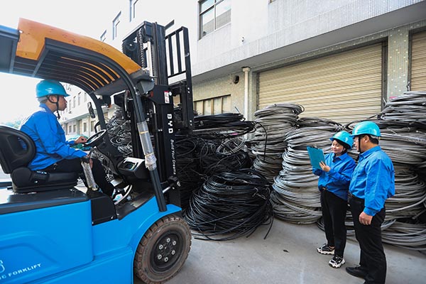 國(guó)網(wǎng)寧?？h供電公司：下基層強(qiáng)服務(wù)，提質(zhì)增效駛?cè)搿翱燔?chē)”道