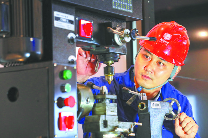 【國家電網(wǎng)公司特等勞?！坷?寧