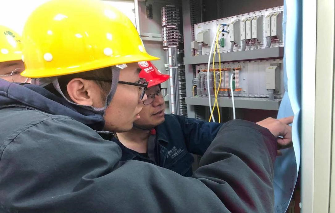 國網(wǎng)平?jīng)龉╇姡荷钊敫脑飕F(xiàn)場，力促青工成長