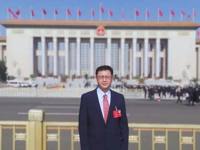 加快推動(dòng)新能源行業(yè) 與人工智能融合創(chuàng)新——訪全國(guó)人大代表、樂(lè)山太陽(yáng)能研究院院長(zhǎng)姜希猛