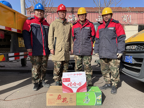 烏海電業(yè)局配電帶電作業(yè)處助力“煤改電”，送溫暖進現(xiàn)場