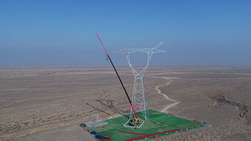 伊犁~博州Ⅱ回750千伏線路工程首基鐵塔組立