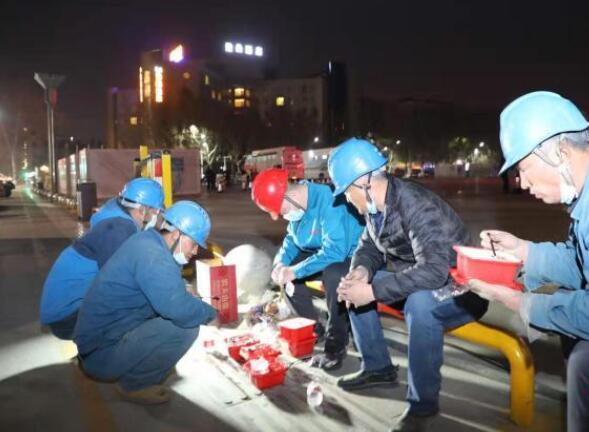 山西晉城核酸檢測點(diǎn)的電力人:日夜鏖戰(zhàn)為抗疫保電送電