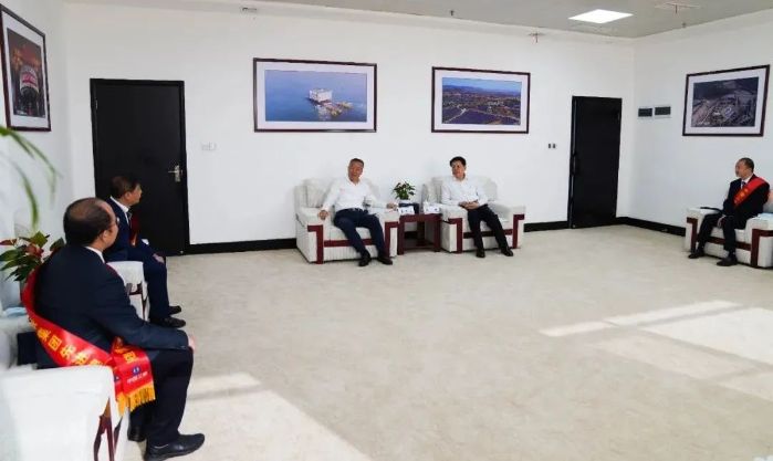 雷鳴山、韓君勉勵(lì)三峽集團(tuán)先進(jìn)典型代表再立新功