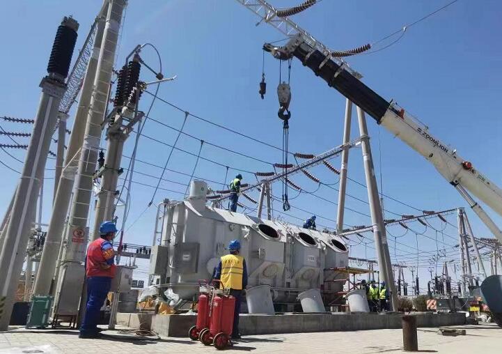吊罩成功！主變大修工程為“綠色電”保駕護航