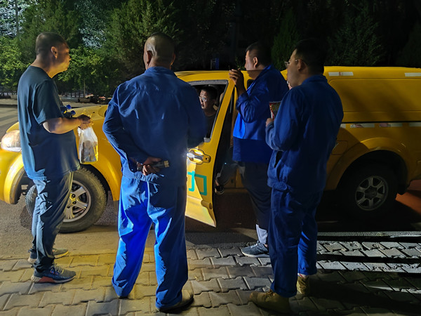 烏海市千里山供電公司千鋼供電所黑夜中的孤勇者，背抵黑暗守護光明