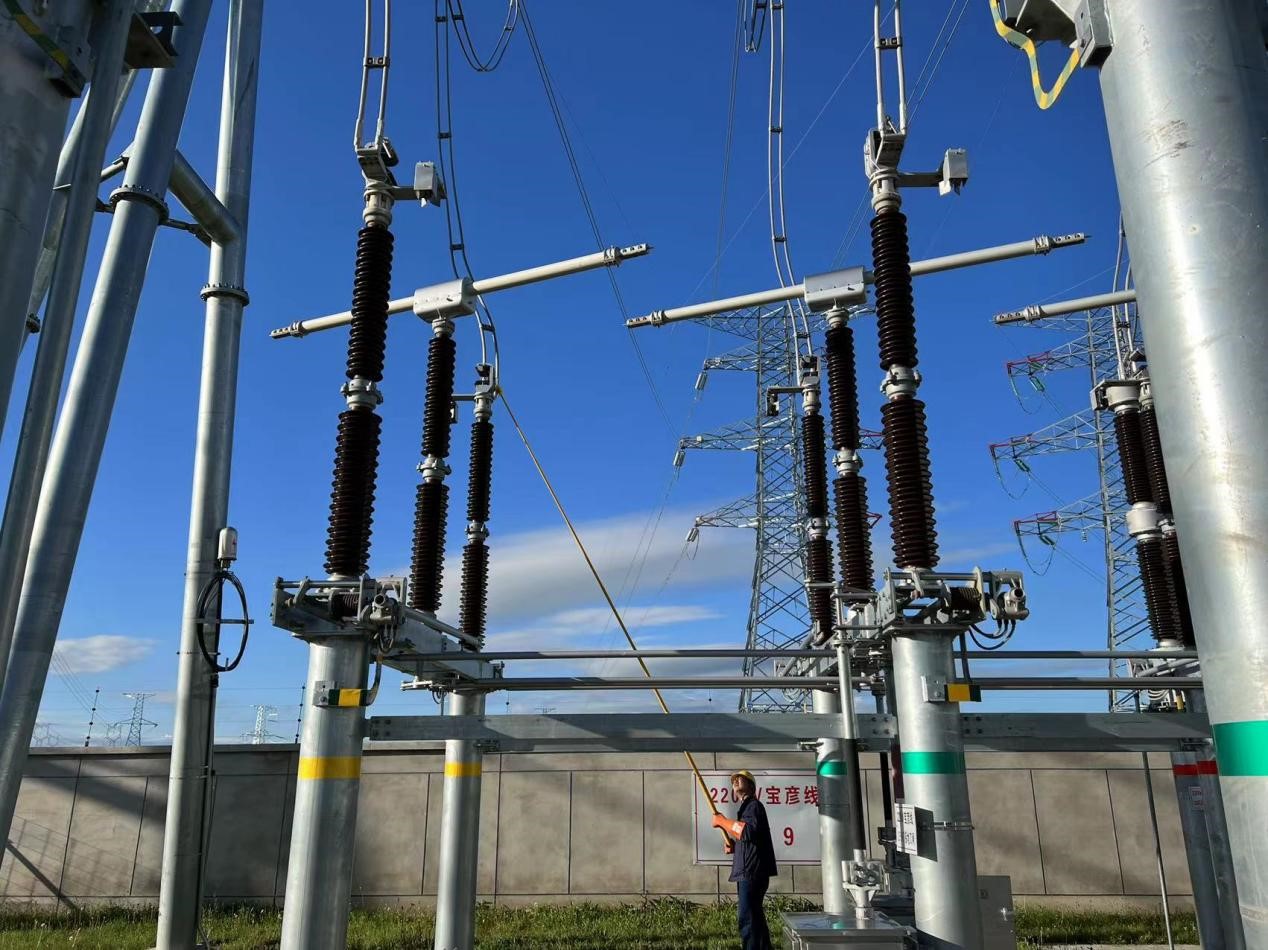 錫林郭勒超高壓供電公司圓滿完成塔寶I、II線間隔啟動(dòng)工作