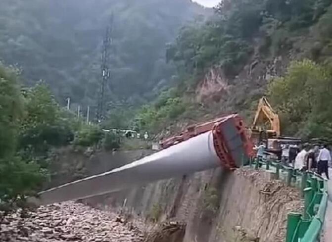 陜西寶雞隴縣：80米風(fēng)電扇葉運(yùn)輸車歪倒，正救援