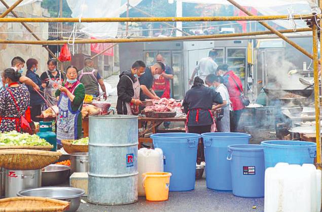 四川省甘孜州瀘定縣:震后的臨時廚房