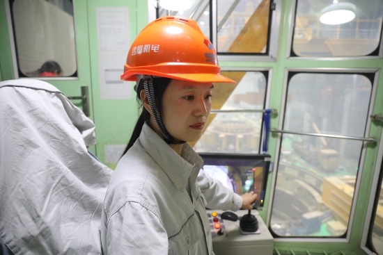 天車(chē)載梅香 白鶴鍛匠心——記2022年“大國(guó)工匠年度人物”入選者田得梅