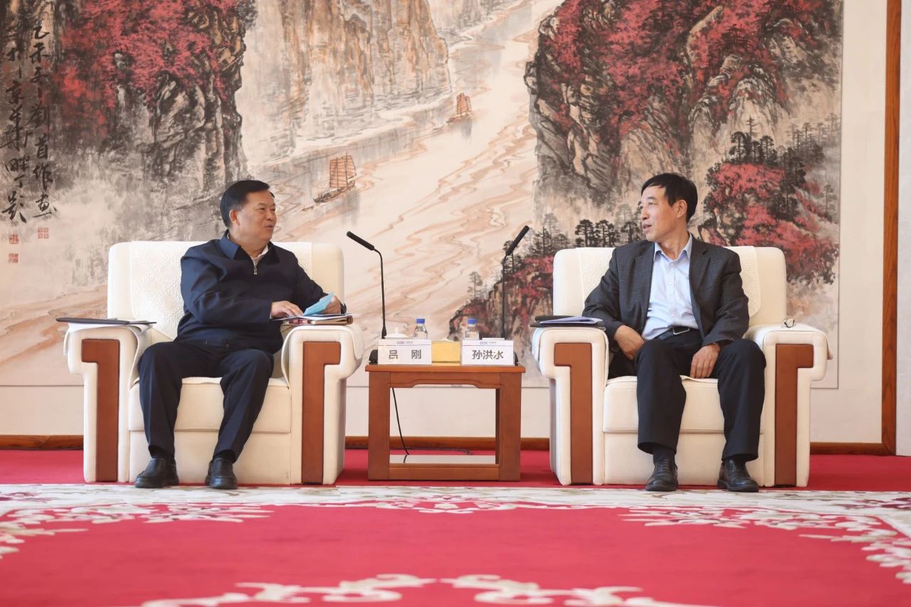 中國(guó)能建黨委副書(shū)記、總經(jīng)理孫洪水與青海省人大常委會(huì)副主任、海南州委書(shū)記呂剛座談