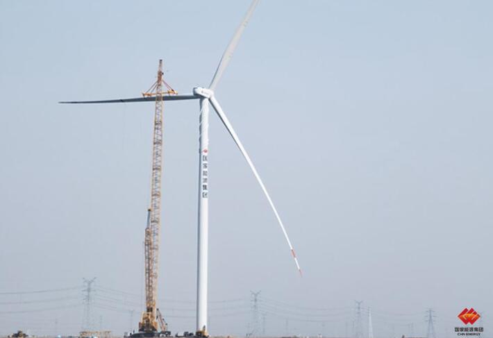 國華投資山東55兆瓦風(fēng)電項目首臺風(fēng)機(jī)吊裝