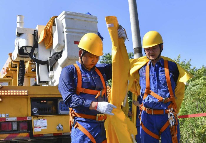 國網(wǎng)廣安供電公司:汗?jié)褚律?只為捍衛(wèi)清涼