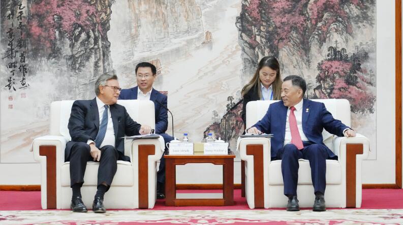 中國能建黨委書記、董事長宋海良與渣打集團(tuán)主席韋浩思會談