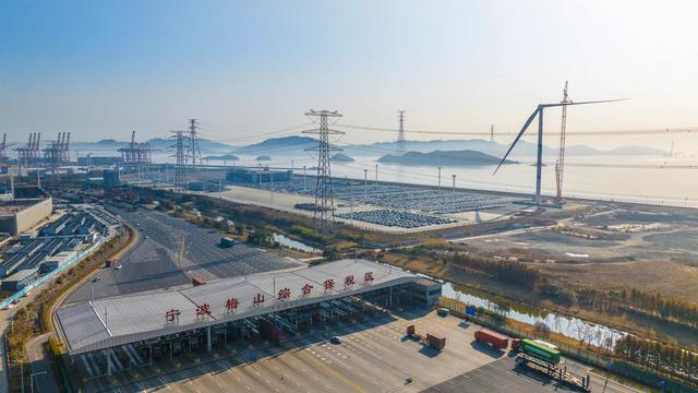 浙江省首個低碳碼頭示范工程首臺風機并網發(fā)電
