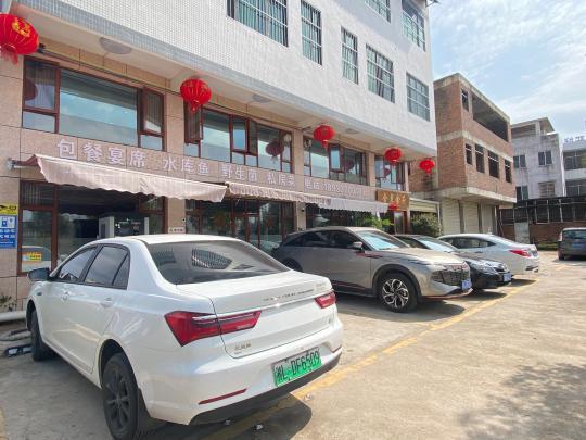 返鄉(xiāng)新能源車主尋覓公用充電樁，鄉(xiāng)村充電補能仍有待解決