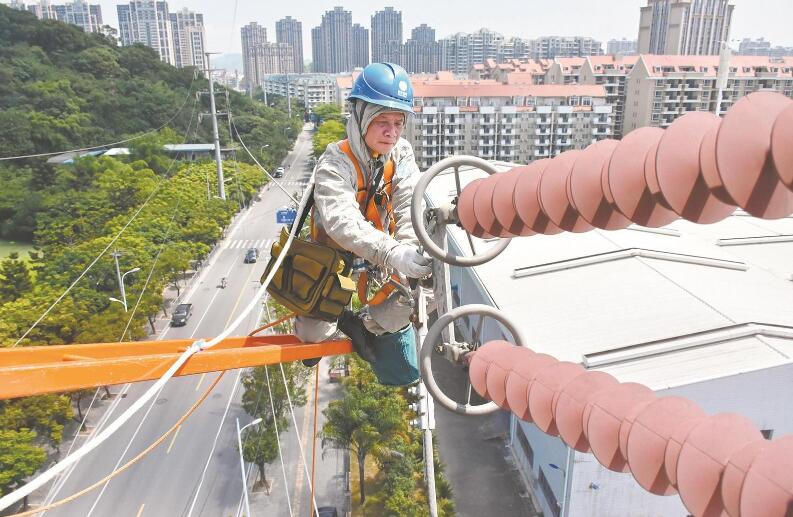 帶電作業(yè)領(lǐng)域的“創(chuàng)新達(dá)人”——記“國(guó)網(wǎng)楷?！瘪T振波