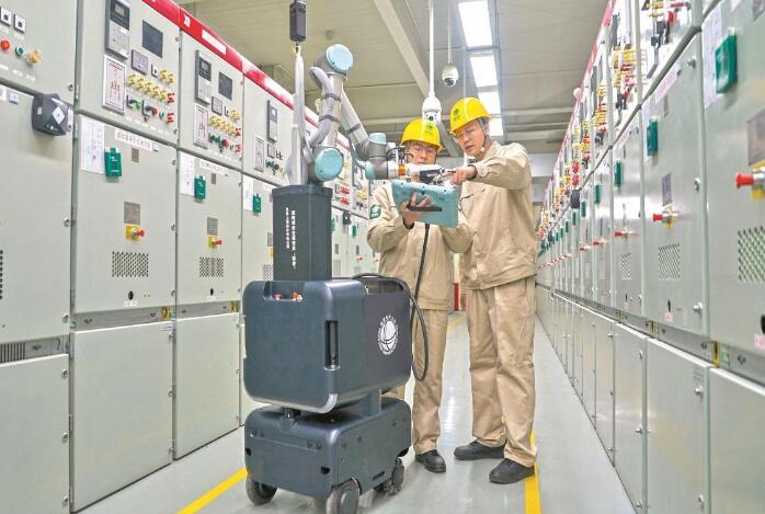 上海浦東供電公司變電站新型仿生機(jī)器人“浦?！? width=