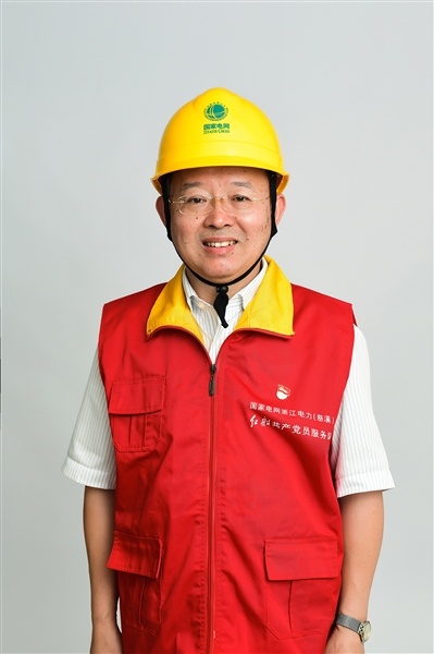 全國(guó)人大代表、國(guó)網(wǎng)浙江慈溪市供電公司客服中心社區(qū)經(jīng)理錢(qián)海軍——讓訴訟服務(wù)之光照亮千家萬(wàn)戶(hù)