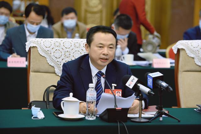 【兩會好聲音】全國人大代表、天能控股董事長張?zhí)烊危和苿印犊稍偕茉捶ā沸抻?，保障國家能源安? /></a></div>
				<div   id=