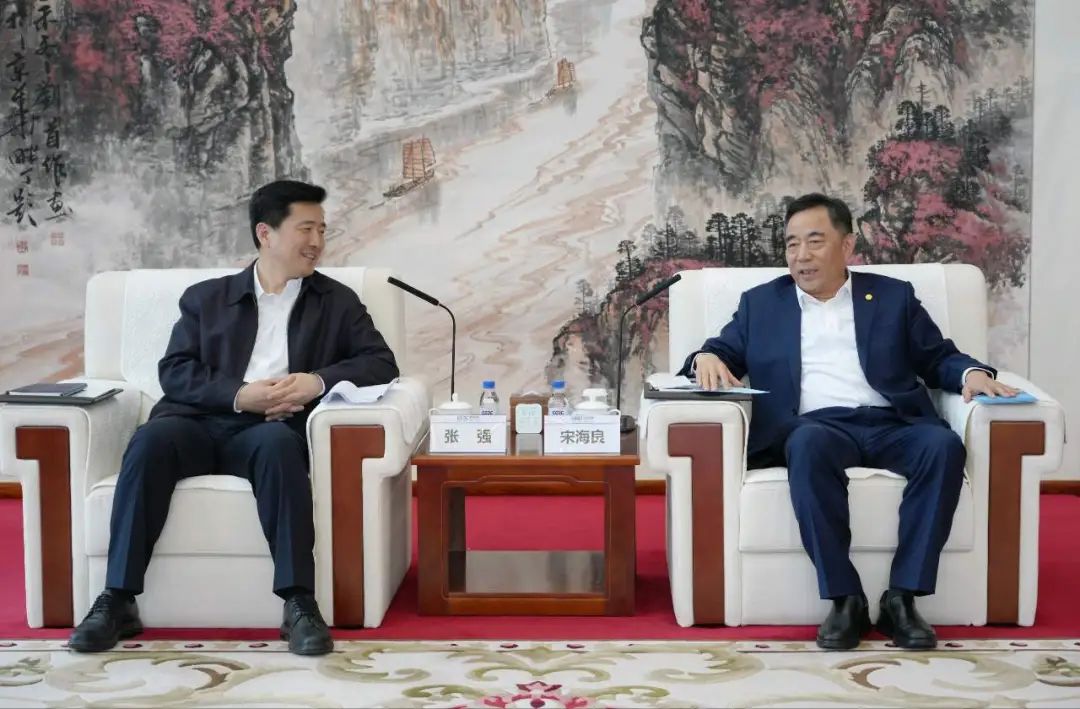 中國(guó)能建黨委書記、董事長(zhǎng)宋海良與北京經(jīng)開區(qū)工委書記張強(qiáng)會(huì)談