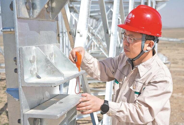 李?。涸痪€建電網(wǎng) 當(dāng)好工程“大管家”