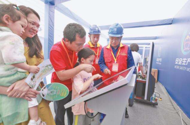 國網(wǎng)成都供電公司面對(duì)面宣傳演示 把安全知識(shí)送到客戶身邊