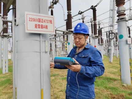 監(jiān)督檢查隱患電桿，全力保障電力安全