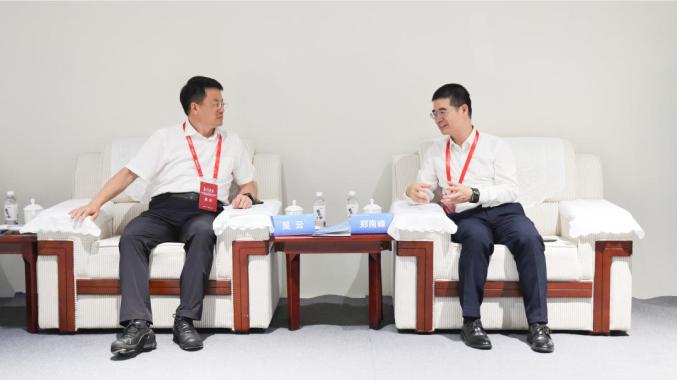 吳云與中國科學院院士、中國氫能聯盟戰(zhàn)略指導委員會委員、廈門大學教授鄭南峰座談