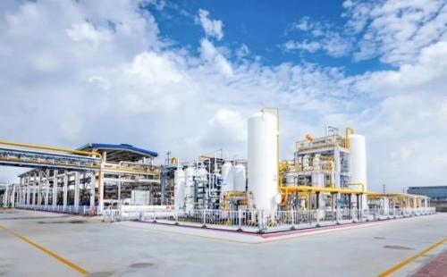 在百年上海龍華機(jī)場變身開展城市更新的上海徐匯西岸地區(qū)，一座傾注綠色低碳技術(shù)的“零碳樓”拔地而起，即將進(jìn)入建筑環(huán)節(jié)中最忙碌、最繁瑣的裝修工程階段。這座“綠色建筑”是東航資產(chǎn)在民航建筑領(lǐng)域的創(chuàng)新探索成果，