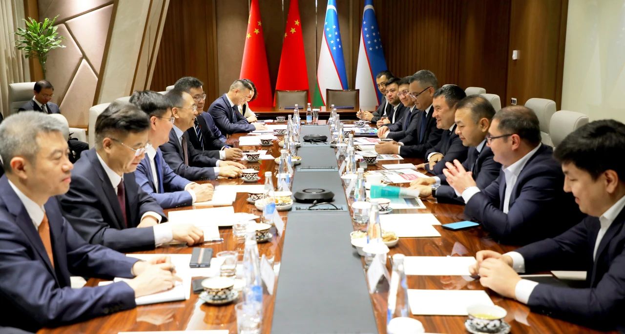 大唐集團有限公司黨組書記、董事長鄒磊與烏茲別克斯坦總理阿里波夫會談