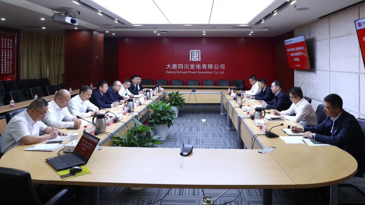 梁華與水電八局黨委書記、董事長姜清華會談