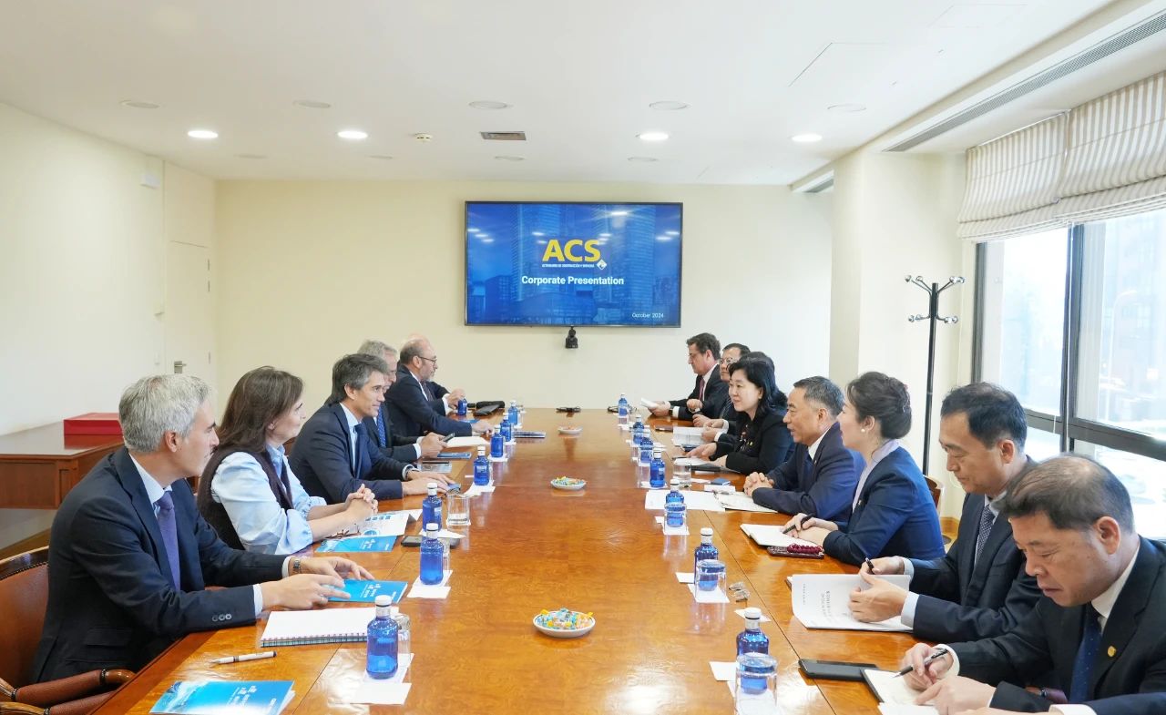 中國(guó)能建黨委書(shū)記、董事長(zhǎng)宋海良與西班牙ACS公司首席執(zhí)行官胡安·桑塔馬里亞會(huì)談
