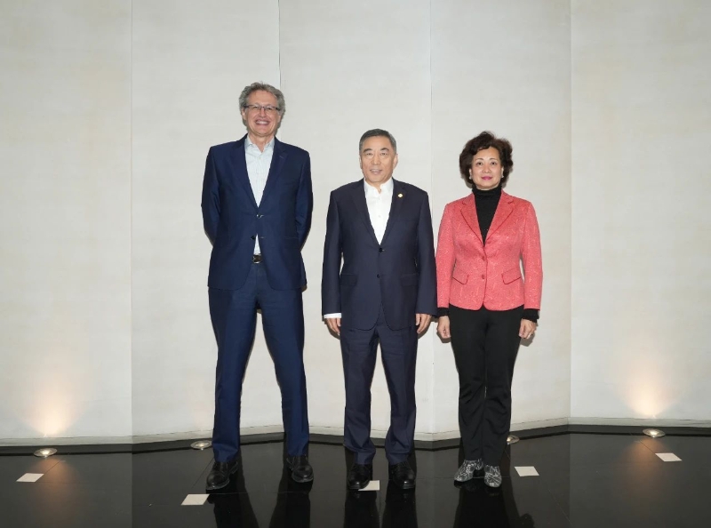 中國(guó)能建黨委書(shū)記、董事長(zhǎng)宋海良與西班牙中國(guó)會(huì)創(chuàng)始會(huì)長(zhǎng)陳弘夫婦會(huì)談