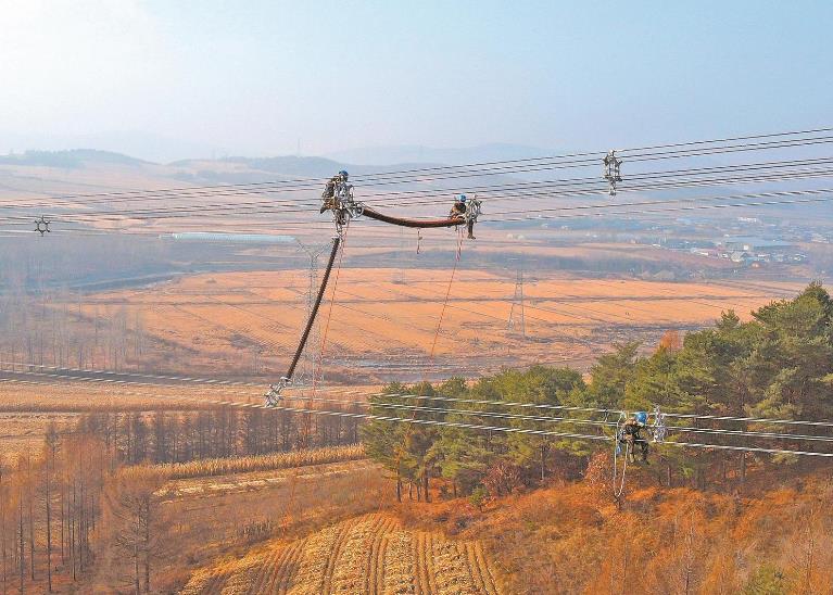 黑龍江抗冰防舞動， 超高壓線路裝上間隔棒