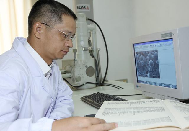 鐘發(fā)平:甘當“鋪路石”的儲能“老兵”