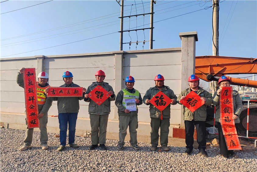 湖北荊力總包公司開展走進重點工程項目部，送文化到工地一線慰問活動