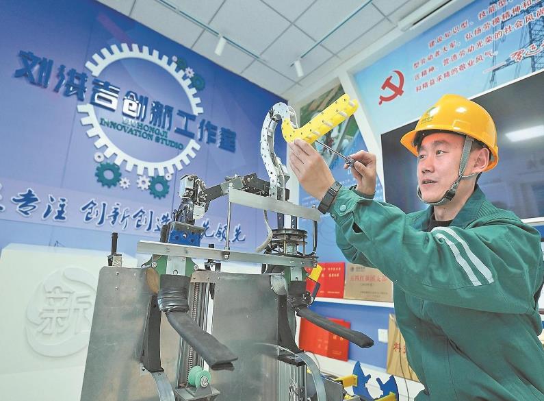 【國網(wǎng)特等勞?！縿⒑榧骸坝媚X子”爬塔走線 靠創(chuàng)新干出實(shí)效