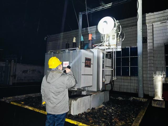 國網(wǎng)偃師供電公司全力應(yīng)對風(fēng)雪，確保供電穩(wěn)定