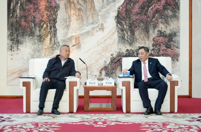 中國(guó)能建黨委書(shū)記、董事長(zhǎng)宋海良與山東發(fā)展集團(tuán)黨委書(shū)記、董事長(zhǎng)高長(zhǎng)生會(huì)談