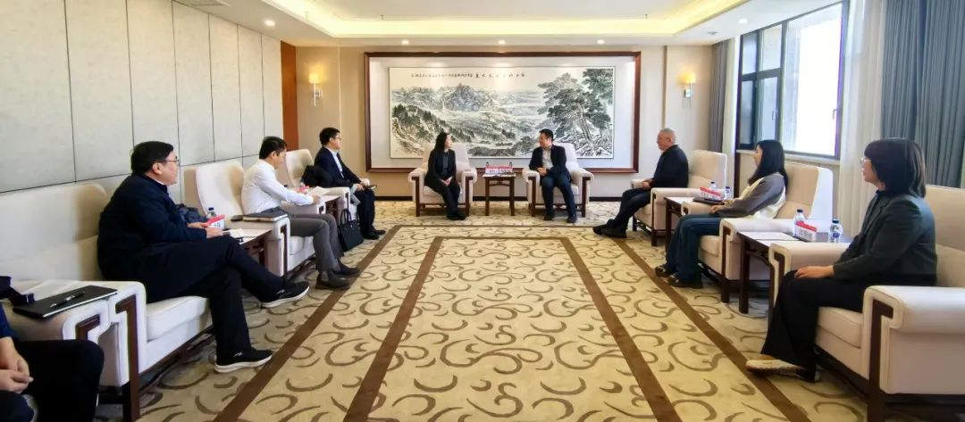 中國(guó)農(nóng)業(yè)銀行吉林省分行黨委委員、副行長(zhǎng)兼長(zhǎng)春分行黨委書記、行長(zhǎng)曹紅一行拜訪華電吉林公司