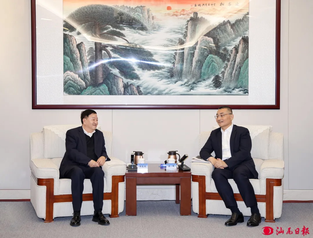 中廣核集團(tuán)黨委書(shū)記、董事長(zhǎng)楊長(zhǎng)利與汕尾市委書(shū)記逯峰、市長(zhǎng)鄭海濤會(huì)談